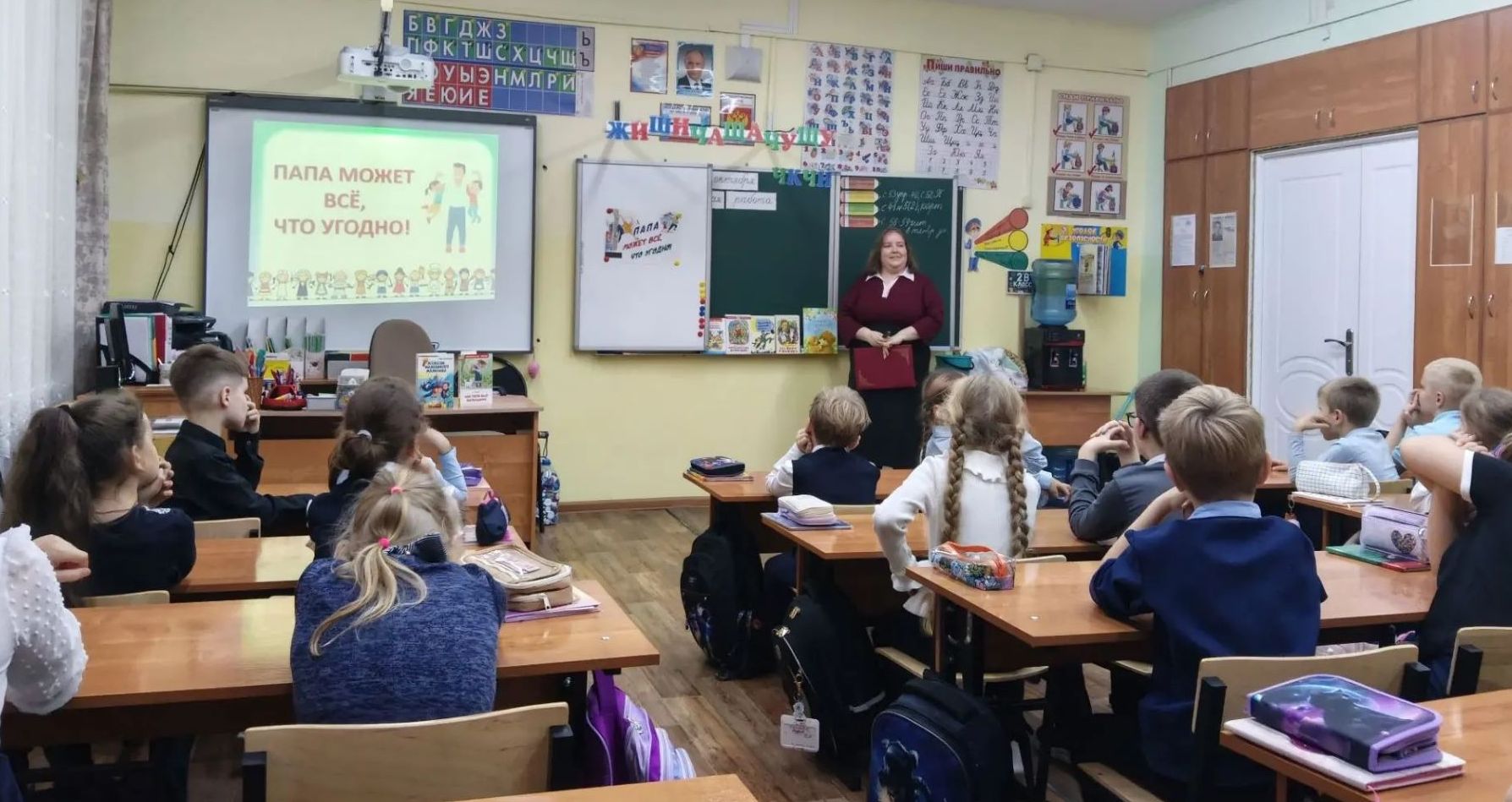 Познавательно-игровая программа «Папа может всё, что угодно!» (6+) Познавательно-игровая программа «Папа может всё, что угодно!» (6+)