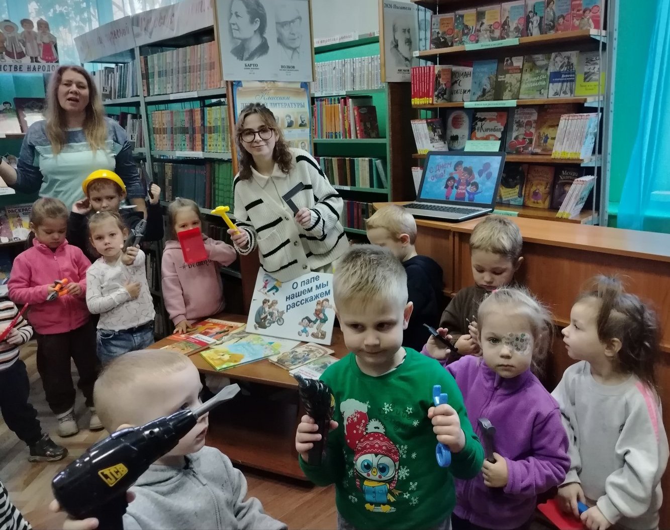 Литературно-творческий час «О папе нашем мы расскажем» (0+) Литературно-творческий час «О папе нашем мы расскажем» (0+)