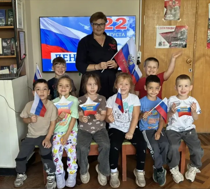 Марш-бросок в историю российского флага «Российский флаг – наш лоцман и маяк» (0+) Марш-бросок в историю российского флага «Российский флаг – наш лоцман и маяк» (0+)