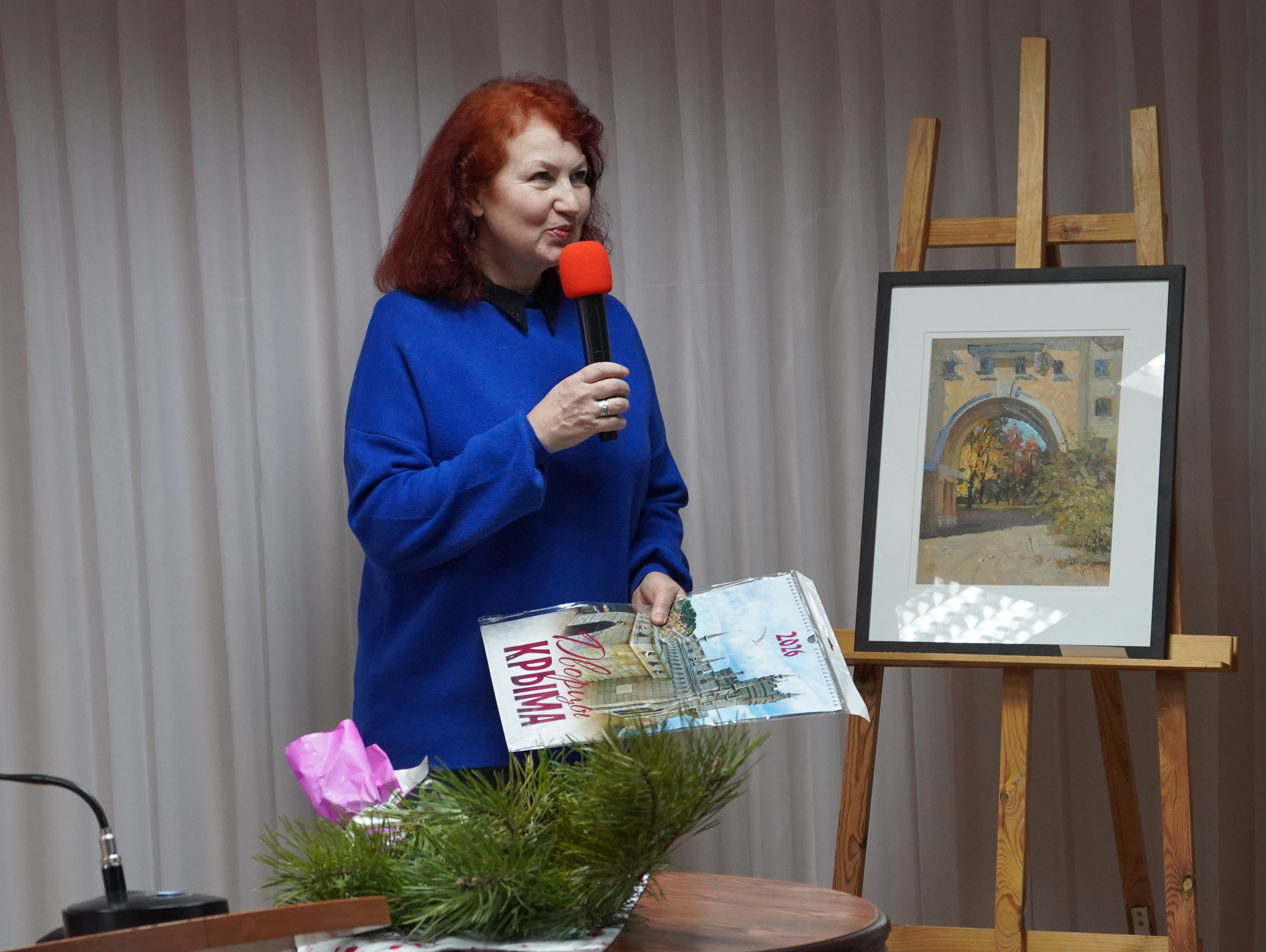 Картины художницы Юлии Евгеньевны Ромадовой в дар библиотеке
