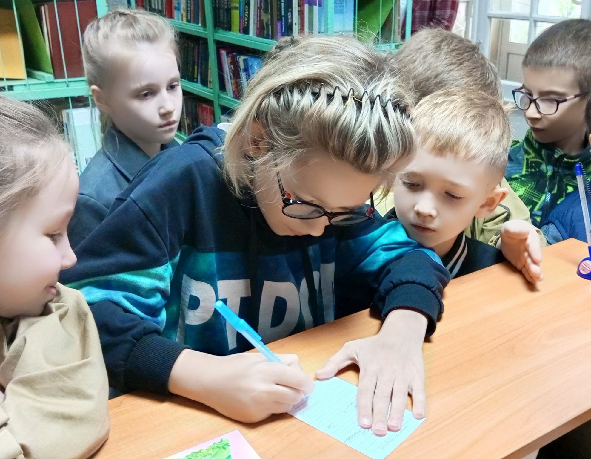 Экскурсия для школьников по библиотеке «Сказочная карусель» (6+) Экскурсия для школьников по библиотеке «Сказочная карусель» (6+)