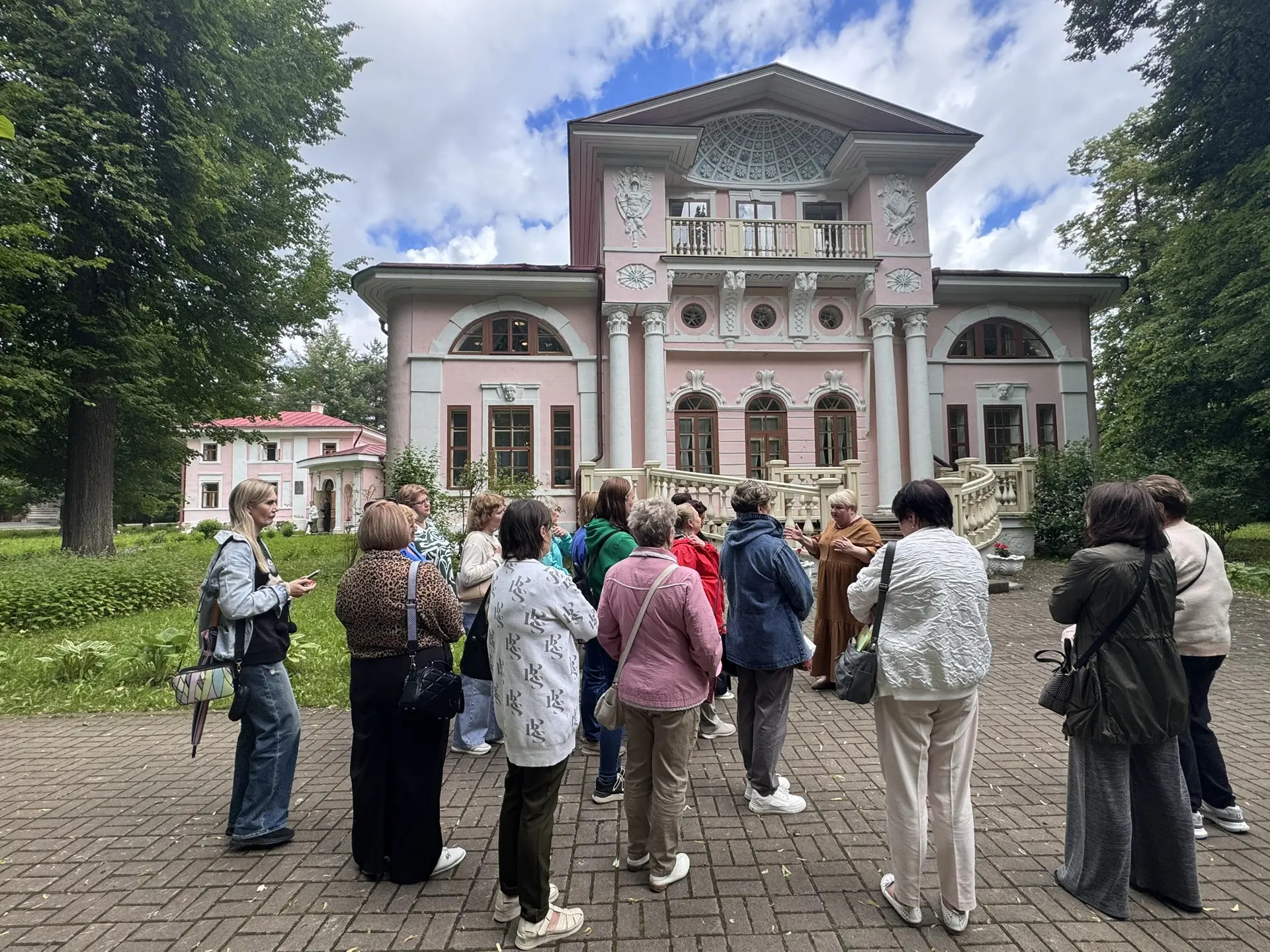 Поездка в Вологду. XIII Университет молодого библиотекаря «Современная библиотека: курс на читателя» (12+) Поездка в Вологду. XIII Университет молодого библиотекаря «Современная библиотека: курс на читателя» (12+)