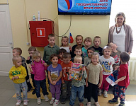 Познавательно-игровая программа «Гордо реет флаг России» (0+)