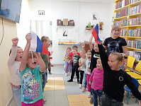Познавательно-игровая программа «Гордо реет флаг России» (0+)