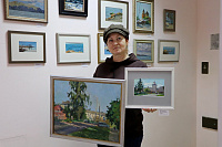 Художница Юлия Ромадова подарила две картины библиотеке (12+)