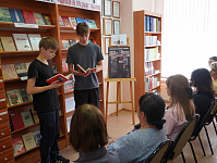 Презентация книжной выставки «Сетевой проект "Основано на реальных событиях"» (12+) 
