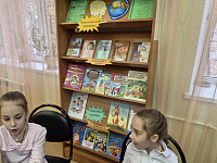 Беседа у выставки «Праздничная панорама» «Лучше папы друга нет» (6+)