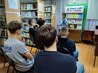 Беседа у книжной выставки «Береги себя от СПИДа» (12+)