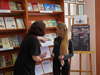 Презентация книжной выставки «Сетевой проект "Основано на реальных событиях"» (12+) 