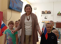 Познавательно-игровая программа «Гордо реет флаг России» (0+)