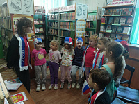 Патриотическая игра-викторина «Флаг России – символ славы и побед» (0+)